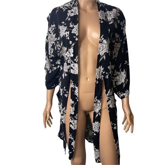 Spiritual Gangster robe Black WHite Floral Front Tie Kimono One Size lightweight - Picture 3 of 10